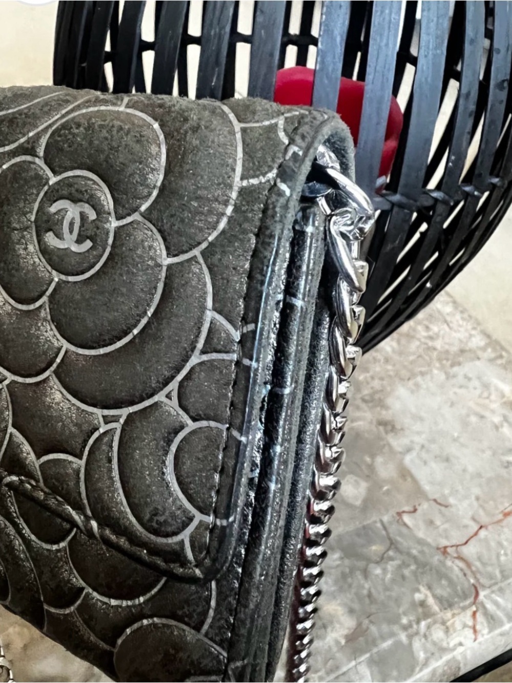 CHANEL Metallic Silver Camellia Quilted long wallet - Picture 3 of 8